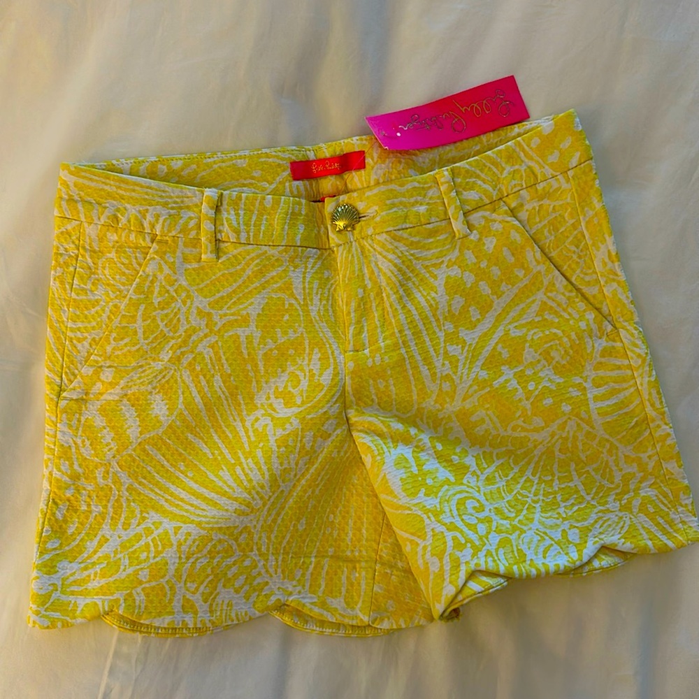 Lilly Pulitzer palmita stretch scalloped short. Color- Lilly’s lemon.